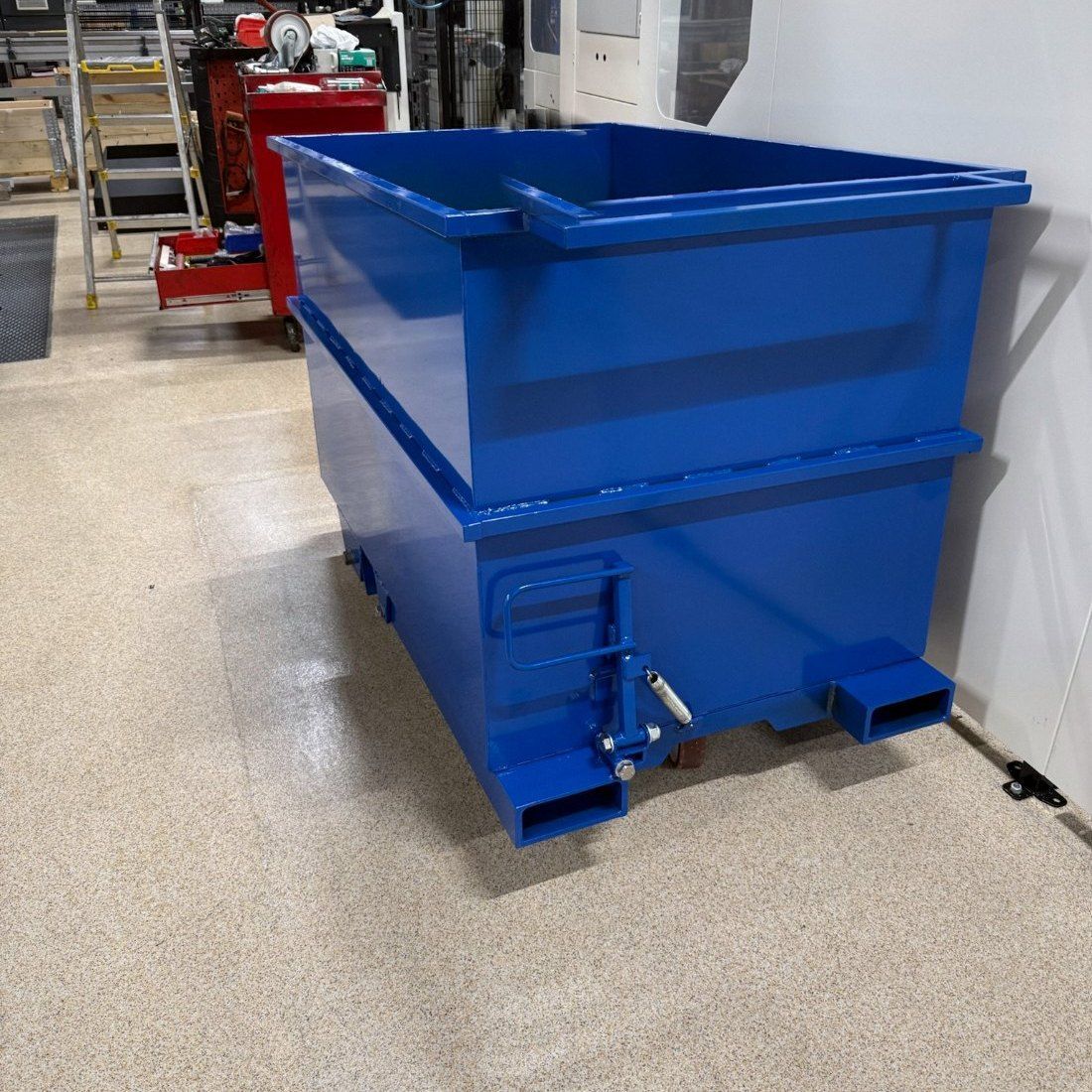 Tippbar container tillverkad i TecMeks verkstad